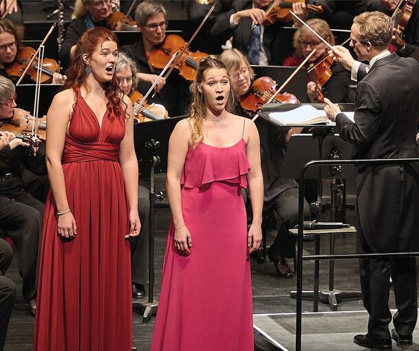 Beeindruckende Performance: Hermann Dukek dirigiert, Lucie (links) und Elena Müller sind die überzeugenden Solistinnen dieses besonderen Konzertabends.