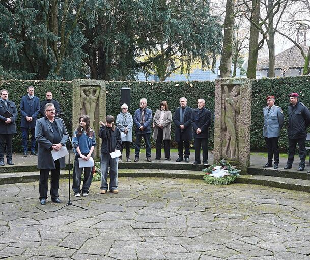 Trauer am Alten Friedhof: Der Rektor der Gottlieb-Daimler-Realschule, Hartmut Meier, mit Schülern, die ein Gedicht über den Krieg verlesen.