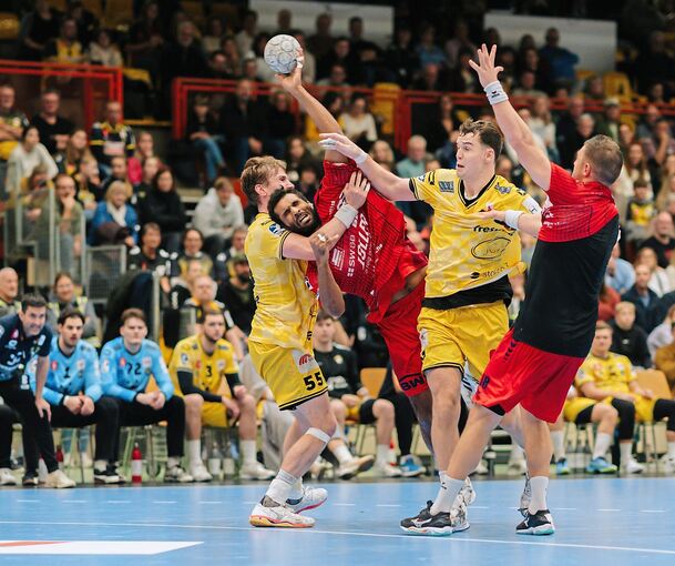 Viel los am Kreis: Niklas Ingenpaß (l.) und Marija Mircic versuchen, Djibril M’Bengue und Fabian Wiederstein (r.) von der SG zu stoppen.
