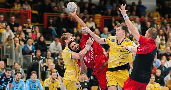 Viel los am Kreis: Niklas Ingenpaß (l.) und Marija Mircic versuchen, Djibril M’Bengue und Fabian Wiederstein (r.) von der SG zu stoppen.