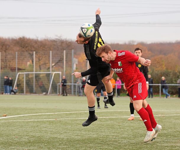 Patrick Sirch (links) und die Pleidelsheimer behalten gegen Salvatore Pellegrinos TSV Heimerdingen die Oberhand.