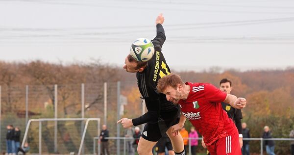 Patrick Sirch (links) und die Pleidelsheimer behalten gegen Salvatore Pellegrinos TSV Heimerdingen die Oberhand.