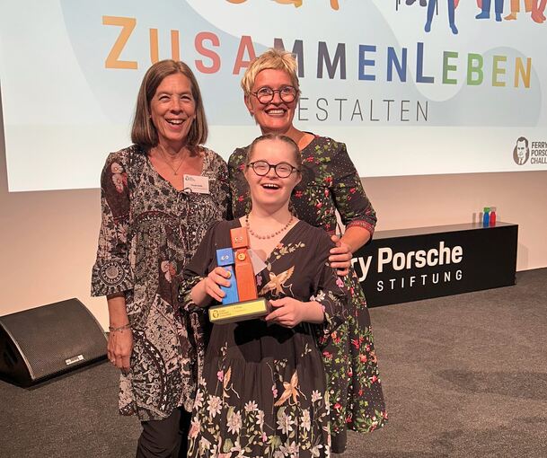 Vor einem Jahr gewann Tragwerk mit Silke Rapp (rechts) und Claudia Hladik (links) sowie Mara Schwarz für ihre Cafés L’ink den zweiten Preis der Ferry-Porsche-Challenge.