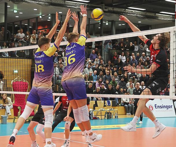 Mann des Spiels: Ben-Simon Bonin (rechts) holt gegen die Volley Goat zum Schlag aus.