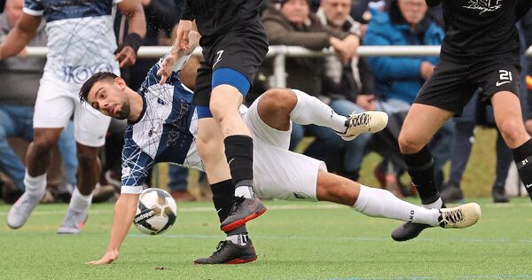 Münchingens Antonio Di Matteo (unten) kommt auf schwierigem Geläuf im Zweikampf mit Sven Larisch zu Fall.