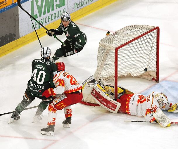 Tim Schüle (Nummer 40) bejubelt mit Brett Kemp sein erstes Saisontor zum Bietigheimer 1:1-Ausgleich gegen Kaufbeuren.
