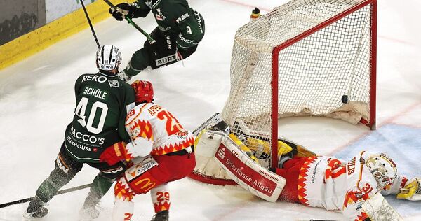 Tim Schüle (Nummer 40) bejubelt mit Brett Kemp sein erstes Saisontor zum Bietigheimer 1:1-Ausgleich gegen Kaufbeuren.