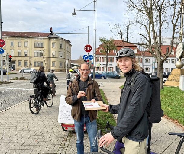 Markus Scheid (links) und seine Mitstreiter von der Radweginitiative Ludwigsburg sowie vom ADFC Ludwigsburg haben am Samstag Unterschriften versammelt.
