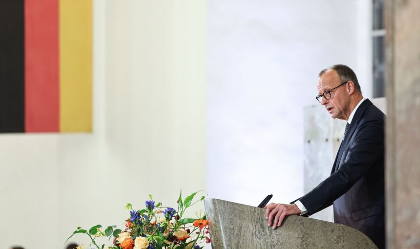 Merz spricht auf der Gedenkfeier für Bankier von Metzler