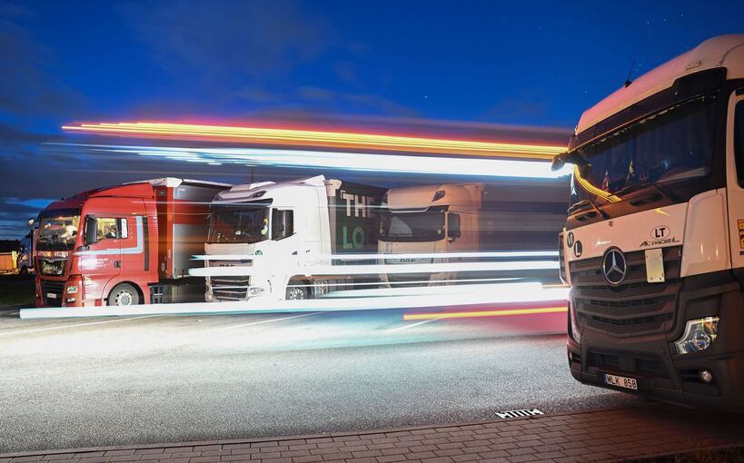 LKWs auf Raststätte LKWs auf Raststätte