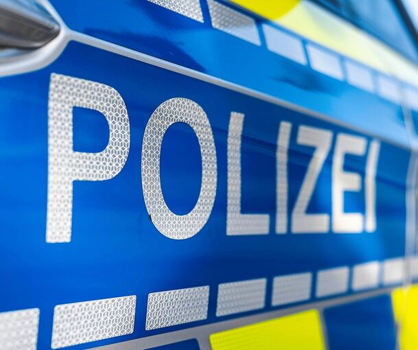 Zeugen sollen sich bei der Polizei melden. Zeugen sollen sich bei der Polizei melden.