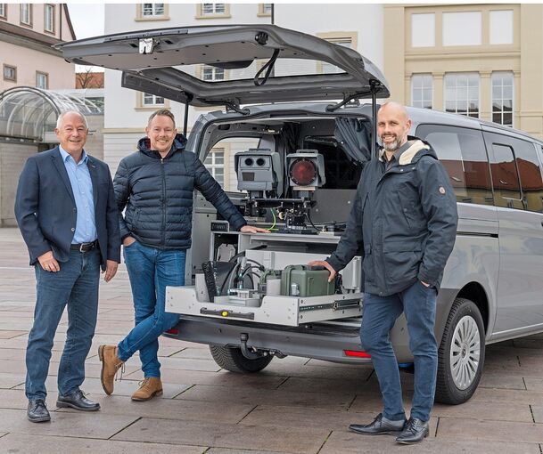 Heinz Mayer, Fachbereichsleiter Sicherheit und Ordnung, Bürgermeister Sebastian Mannl sowie Steffen Felbecker, Teamleitung Techn Heinz Mayer, Fachbereichsleiter Sicherheit und Ordnung, Bürgermeister Sebastian Mannl sowie Steffen Felbecker, Teamleitung Technische Verkehrsüberwachung, (von links nach rechts) bei der Vorstellung des neuen Messfahrzeugs.