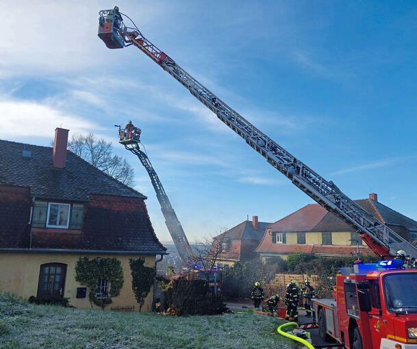 Die Feuerwehr rückte mit der Drehleiter aus. Die Feuerwehr rückte mit der Drehleiter aus.