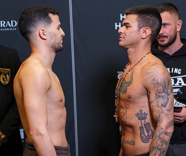 Younes Zarraa (links) holt im Kampf gegen den Bietigheimer Profiboxer Leonardo Di Stefano Ruiz seinen 14. Profisieg.