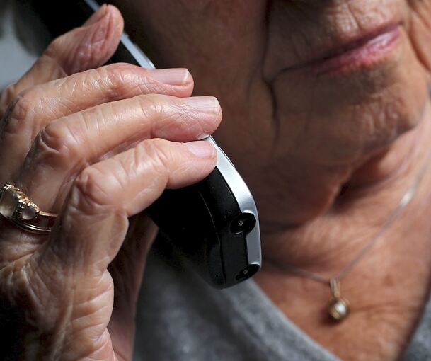 Die Betrüger haben sich per Telefon gemeldet.