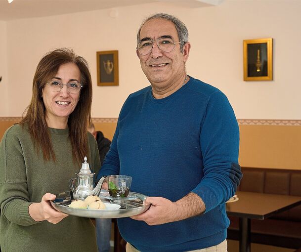 Fadila Tekerrabet und Slimane Arroudj servieren in der Teestube auch Kaffee.