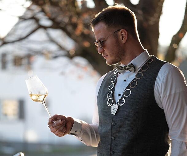 Weinprinz Moritz Ocker legt die Amtskette in dieseer Woche ab.