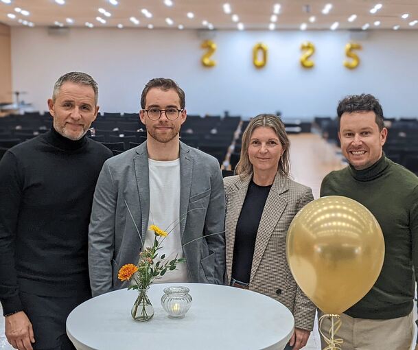 Nach der Preisträgerfeier bei der IHK Region Stuttgart: (von links) Vater Marco Santelli, Sohn Louis Santelli, Mutter Sandra Santelli und Ulrich Seidel, Louis‘ Ausbilder bei der Allianz Lebensversicherungs-AG.