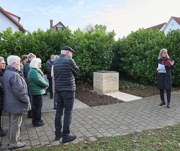 Landschaftsarchitektin Birke Hörner erläutert bei einem Rundgang die Überlegungen zum Park der Zukunft.