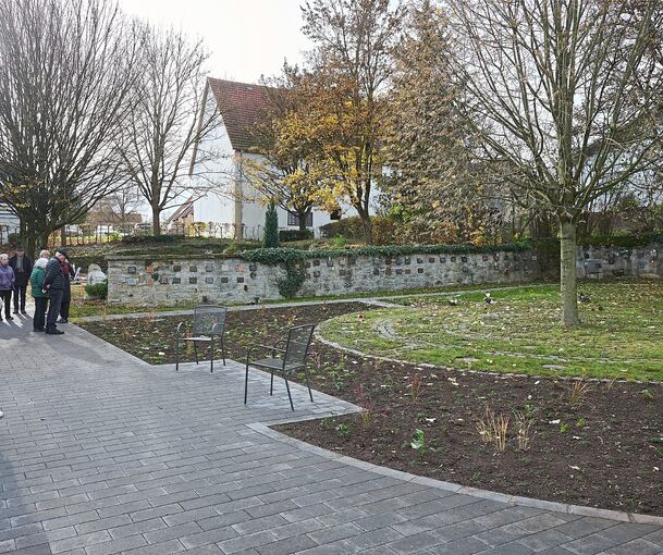 Unterhalb des „Baum des Lebens“ ist Platz für Urnen.