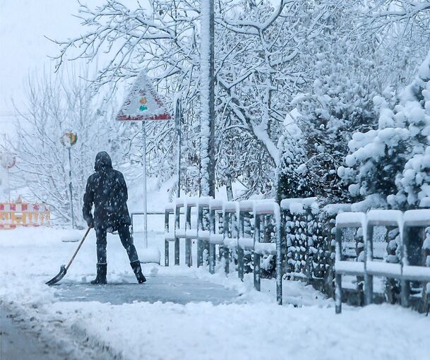 Werktags muss der Gehweg bis 7 Uhr geräumt sein. Werktags muss der Gehweg bis 7 Uhr geräumt sein.