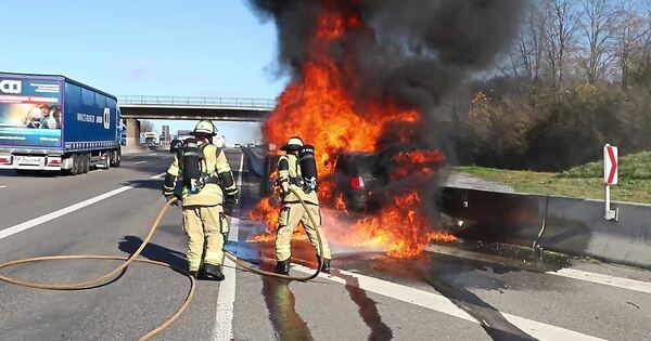 Auto-brennt-auf-der-Autobahn-bei-Korntal-M-nchingen