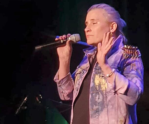 Sechs Alben und mehrere Singles in zehn Jahren: Die Remsecker Sängerin Lilia Huber ist weiterhin gut unterwegs.