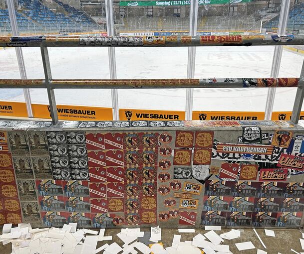 Sticker über Sticker: Die Ultras des ESV Kaufbeuren waren am Sonntag im Gästeblock der EgeTrans-Arena sehr klebefreudig.