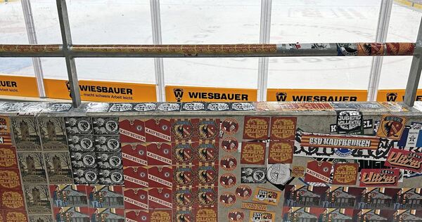 Sticker über Sticker: Die Ultras des ESV Kaufbeuren waren am Sonntag im Gästeblock der EgeTrans-Arena sehr klebefreudig.
