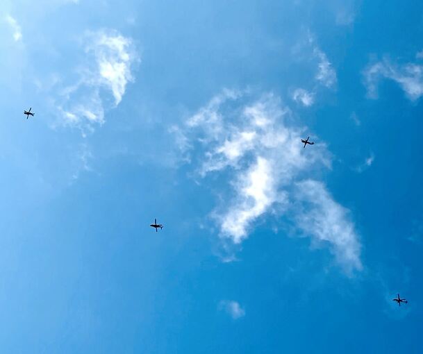 Die Militäthubschrauber über dem Ludwigsburger Marktplatz.