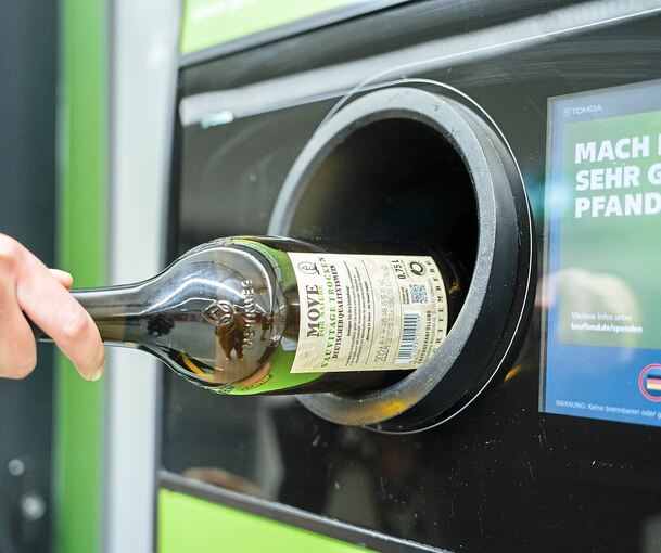 In rund 200 Filialen in Süddeutschland können Kaufland-Kunden 0,75-Liter-Weinflaschen in den Pfandautomaten geben.