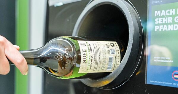 In rund 200 Filialen in Süddeutschland können Kaufland-Kunden 0,75-Liter-Weinflaschen in den Pfandautomaten geben.