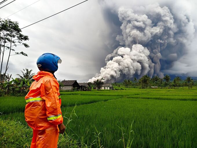Vulkan Semeru in Indonesien spuckt Aschesäule