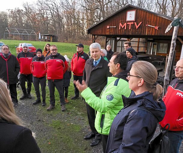 Die Bogenschützen im Gespräch mit dem Bundestagsabgeordneten Steffen Bilger (mit Krawatte).