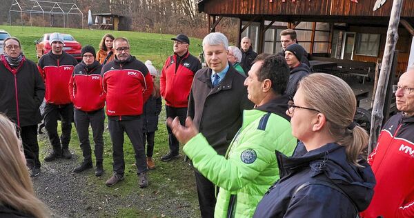 Die Bauten auf dem Bogenschützen-Gelände – in der grünen Jacke Abteilungsleiter Jürgen Uhlmann mit CDU-Bundestagsabgeordnetem Steffen Bilger – sind laut Bima-Gutachten nicht sicher.