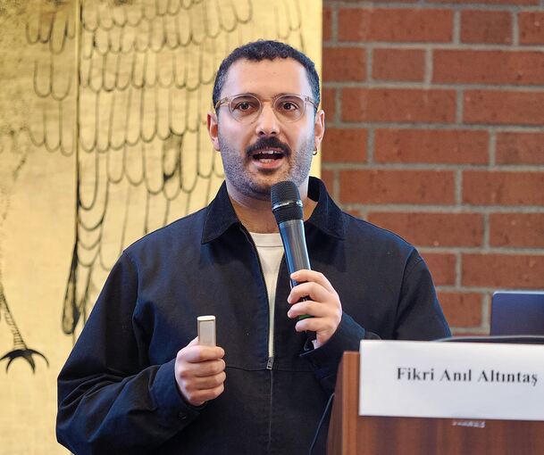 Fikri Anıl Altıntaş spricht anlässlich des Internationalen Männertags im Landratsamt.