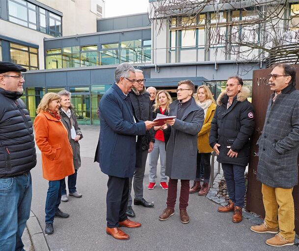 Fabian Henning und seine Bürgerinitiative lassen Unterschriften sprechen – und übergeben Landrat Dietmar Allgaier und Kliniken-Chef Marc Nickel ihre Petition für den Erhalt des Vaihinger Ärztehauses.