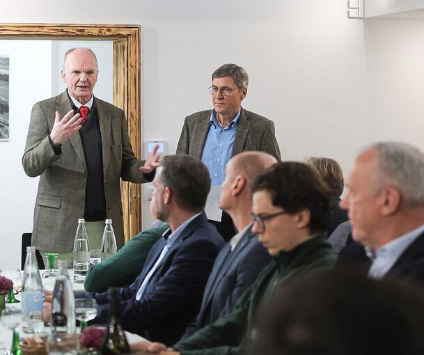 Im Gespräch beim „vinosophischen Stammtisch“: FAZ-Redakteur Jasper von Altenbockum (links) und Herbert Müller vom Weingut ExNicrum.