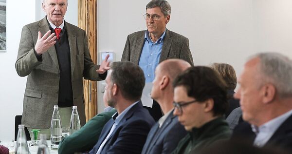 Im Gespräch beim „vinosophischen Stammtisch“: FAZ-Redakteur Jasper von Altenbockum (links) und Herbert Müller vom Weingut ExNicrum.