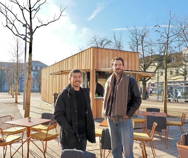 „Man muss es lieben, sonst ist man in der Gastronomie falsch“, sagen Dinko Brkic (links) und Mauri Will. Sie sind die Pächter vom Café „Kleiner Prinz“ auf dem Arsenalplatz.