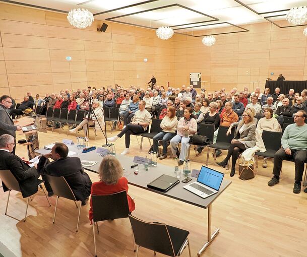Fast 150 Zuhörerinnen und Zuhörer sind zur Einwohnerversammlung gekommen.
