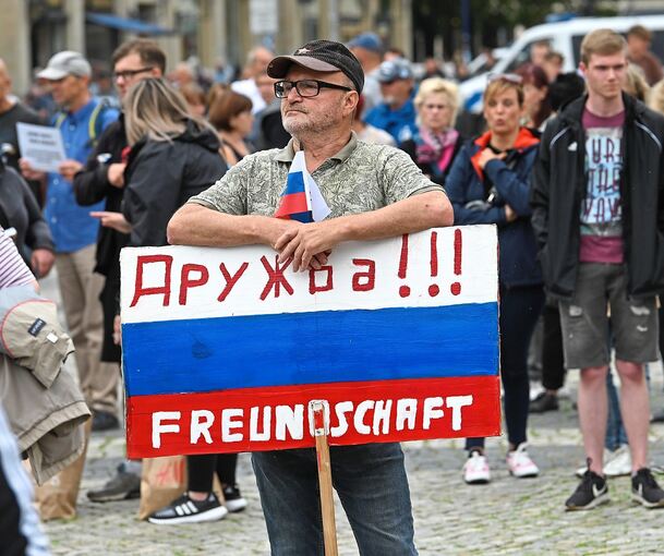 Ein Teilnehmer einer AfD-Kundgebung hält ein Schild in den Farben Russlands mit der deutsch-russischen Aufschrift „Druschba!!! - Freundschaft“. Auf der Kundgebung haben AfD-Landes- und Bundespolitiker die Europäische Union kritisiert und Veränderunge