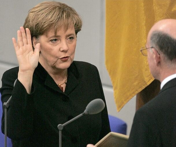 Vor 20 Jahren: Angela Merkel legt vor Bundestagspräsident Norbert Lammert den Amtseid ab.