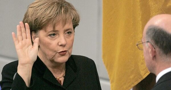 Vor 20 Jahren: Angela Merkel legt vor Bundestagspräsident Norbert Lammert den Amtseid ab.