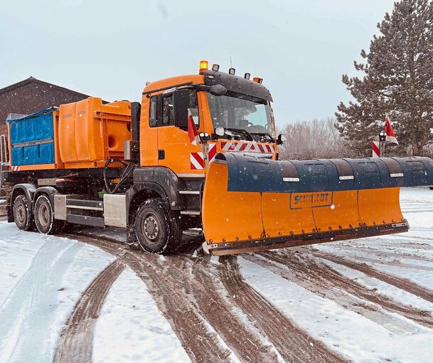 Die Fahrzeuge und deren Anbauteile wie Schneepflug und Streugeräte wurden im Laufe des Oktobers vorbereitet. Die Fahrzeuge und deren Anbauteile wie Schneepflug und Streugeräte wurden im Laufe des Oktobers vorbereitet.