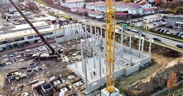 Die Baustelle der neuen Bäckereizentrale dominiert aktuell den Ortseingang von Großbottwar.