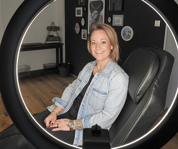 Sarah Wittmann auf der Tätowier-Liege ihres neuen Studios „Black Dot“: Die 41-Jährige arbeitet am liebsten mit schwarzer Tinte.