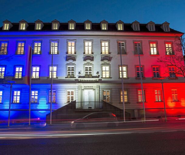 Immer wieder wird das Rathaus farblich beleuchtet, um auf spezielle Aktionen oder Tage hinzuweisen. Hier war es in den französischen Nationalfarben angestrahlt.