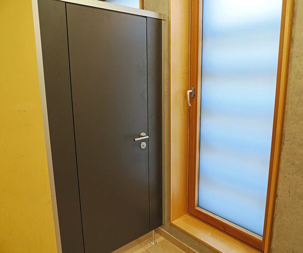 Eine der neuen Türen in der Jungentoilette der Remsecker Realschule. Sie sind bewusst in Anthrazit gehalten, um das Beschmieren zu erschweren.