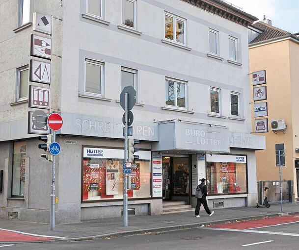 Die Zeichen stehen auf Abschied: Das Fachgeschäft in prominenter Lage am Schillerplatz hat den Räumungsverkauf eröffnet.